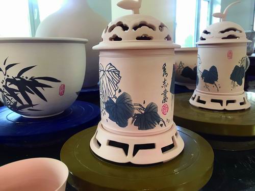 七十二道工序匠心烧制 古朴神韵彰显青花魅力——市博物馆制作研发陶瓷文创产品见闻
